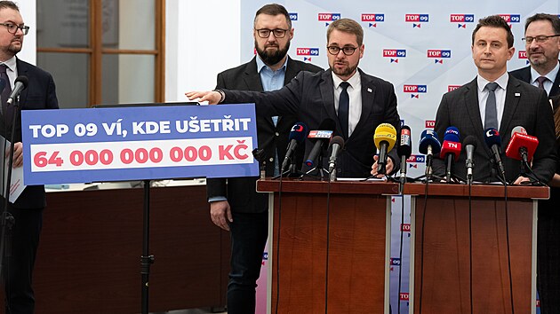 Tiskov� konference TOP 09 ve Sn�movn�, na sn�mku p�edseda TOP 09 Mat�j Ond�ej Havel, poslanec Michal Zuna a m�stop�edseda strany Luk� Otys (3. b�ezna 2026)