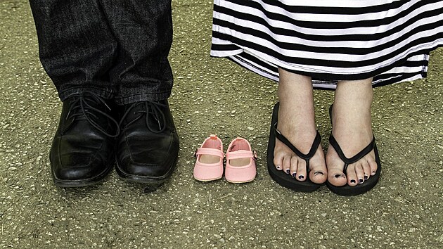 P�r se na narozen� hol�i�ky nesm�rn� t�il, �okovalo je ov�em hned po porodu, �e m� hol�i�ka tmavou ple�. Oni toti� jsou b�lo�i. A implantovan� embryo m�lo vzniknout z vaj��ek �eny a spermi� jej�ho man�ela. To se ov�em nestalo.