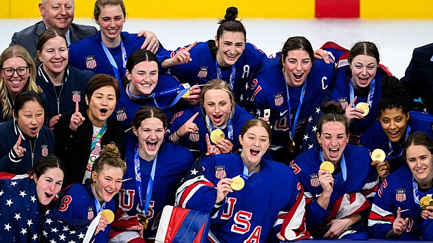 �enky hokejový tým USA oslavuje olympijské zlato. Ve finále porazil Kanadu.