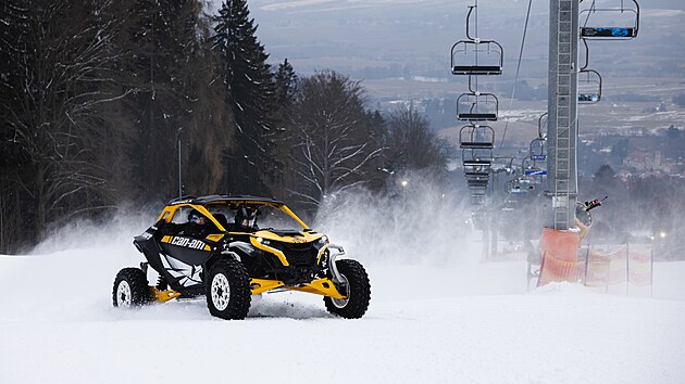 Martin Mac�k jezdil v ter�nn� bugin� Can-Am Maverick po sjezdovce na Mon�nci.