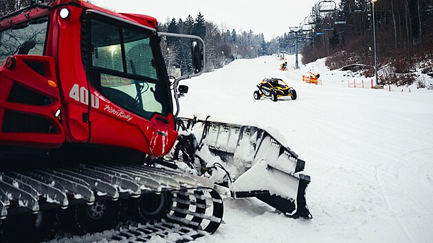 Martin Mac�k jezdil v ter�nn� bugin� Can-Am Maverick po sjezdovce na Mon�nci.