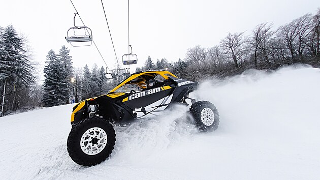 Martin Mac�k jezdil v ter�nn� bugin� Can-Am Maverick po sjezdovce na Mon�nci.