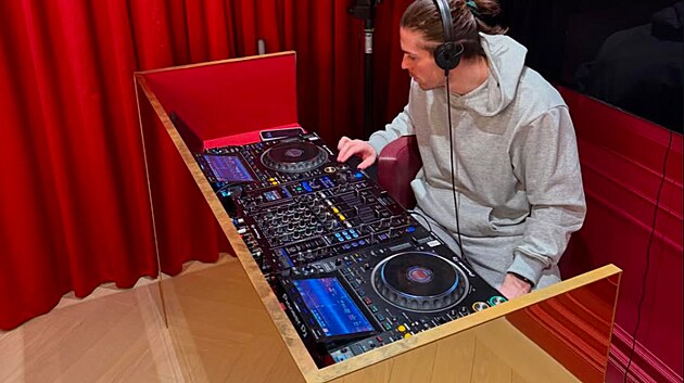 Futbolcu Grealish tedavi sırasında mikserin arkasında vakit geçirdi