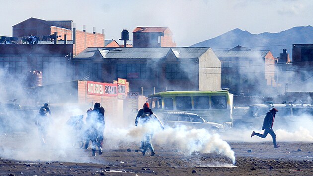 U bolivijsk�ho m�sta El Alto se z��tilo letadlo s bankovkami, lid� se je pokusili rozkr�st. (28. �nora 2026)