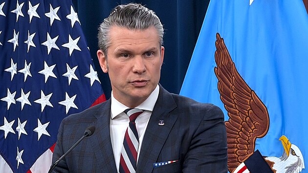 Americk� ministr obrany Pete Hegseth na spole�n� tiskov� konferenci s p�edsedou sboru n��eln�k� �t�b� Danem Cainem. (4. b�ezna 2026)