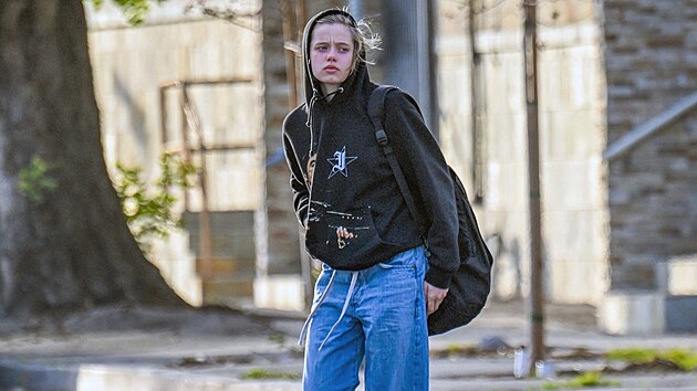 I Shiloh Jolie, dce�i Angeliny Jolie a Brada Pitta, u� je osmn�ct let. Jej� styl je uvoln�n�, pohodln� a sportovn� � na tane�n� lekci vyrazila ve voln�ch kalhot�ch a mikin� s motivem filmu Zjizven� tv��.