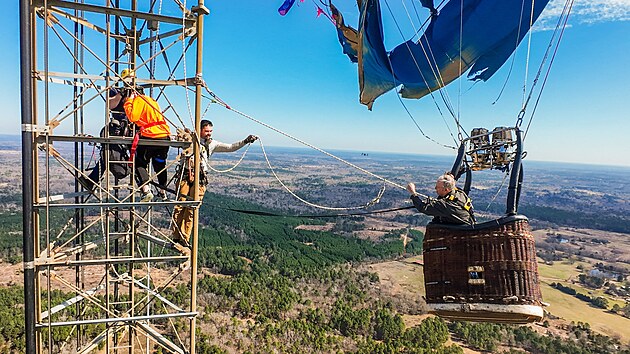 Z�chrann� akce v texask�m m�st� Longview. Horkovzdu�n� balon se zamotal do sto��ru a z�stal viset t�m�� 300 metr� nad zem�. (28. �nora 2026)