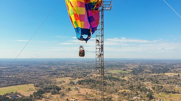 Z�chrann� akce v texask�m m�st� Longview. Horkovzdu�n� balon se zamotal do sto��ru a z�stal viset t�m�� 300 metr� nad zem�. (28. �nora 2026)
