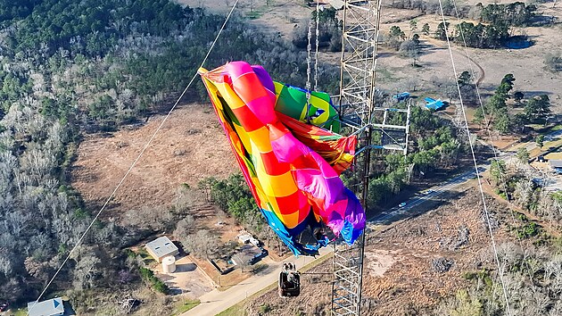 Z�chrann� akce v texask�m m�st� Longview. Horkovzdu�n� balon se zamotal do sto��ru a z�stal viset t�m�� 300 metr� nad zem�. (28. �nora 2026)