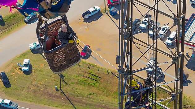 Z�chrann� akce v texask�m m�st� Longview. Horkovzdu�n� balon se zamotal do sto��ru a z�stal viset t�m�� 300 metr� nad zem�. (28. �nora 2026)