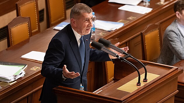 P�edseda Sn�movny Tomio Okamura a premi�r Andrej Babi� se bav� na sch�zi Poslaneck� sn�movny. (3. �nora 2026)