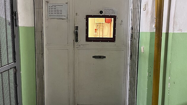 Výdejna. V dom� v Erbenov� ulici je ve dve�ích lékárny okno pro výdej...