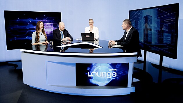 Hosty po�adu iDNES Lounge na t�ma Kyberbezpe�nost jsou: zleva Monika Marekov� (advok�tka), Tom� Krej�� (n�m�stek �editele N�KIB) a Martin P�lp�n (vpravo, extern� konzultant �esk�ch Radiokomunikac�). (4. b�ezna 2026)