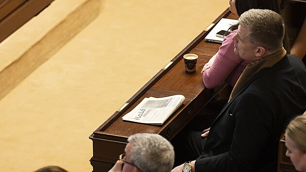 Poslanec Filip Turek m�l ve Sn�movn� p�i projevu prezidenta Petra Pavla na stolku star� vyd�n� Hal� novin. (3. b�ezna 2026)