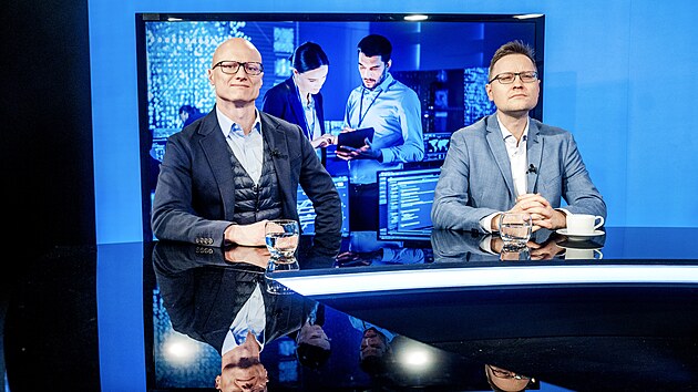 Hosty iDNES LOUNGE na t�ma Fondy kvalifikovan�ch investor� byli Pavel Falout (Rockaway Capital), Jan Macek (Conseq Investment Management), moder�tor Vladim�r Vok�l a Zden�k T�ma (FKI Diagram).