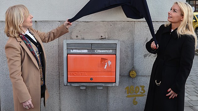 2. b�ezna 2026 byla na Proke�ov� n�m�st� v Ostrav� odhalena pam�tn� deska v�novan� Otu Filipovi, slezskoostravsk�mu rod�kovi, kter� v Ostrav� pro�il z�sadn� roky �ivota, ale p�edev��m se j� v�noval ve sv�m liter�rn�m d�le a jej� turbulentn� meziv�le�n� a pov�le�n� spole�ensk� v�voj zv��nil i pro dal�� generace. Na sn�mku jeho dcera Hana Filip.