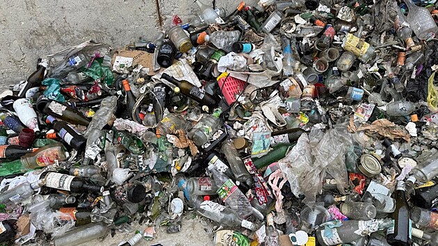 Kv�li nezodpov�dnosti n�kter�ch obyvatel Opavy  vr�tily skl�rny m�stu dva kamiony sklen�n�ho odpadu. �koda jde podle infromac� z radnice do statis�c� korun.