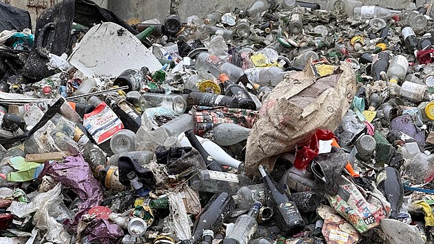 Kv�li nezodpov�dnosti n�kter�ch obyvatel Opavy  vr�tily skl�rny m�stu dva kamiony sklen�n�ho odpadu. �koda jde podle infromac� z radnice do statis�c� korun.