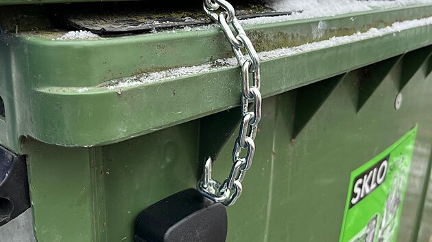 Kv�li nezodpov�dnosti n�kter�ch obyvatel Opavy  vr�tily skl�rny m�stu dva kamiony sklen�n�ho odpadu. �koda jde podle infromac� z radnice do statis�c� korun. M�sto kontejnery na sklo zamyk�.