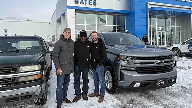 Vybran� finan�n� prost�edky poslou�ily k tomu, aby Mo dostal �pln� nov� v�z a aby se pokryla jeho registrace, da� a poji�t�n� po dobu nejm�n� jednoho roku.