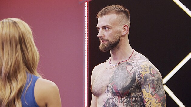 Nejv�c ji zaujal �sp�n� fitness tren�r s intenzivn�m pohledem, hust�mi vlasy a v�razn�m tetov�n�m p�es polovinu t�la.