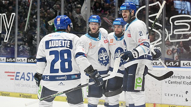 Kladen�t� hr��i se raduj� z g�lu proti Komet�.