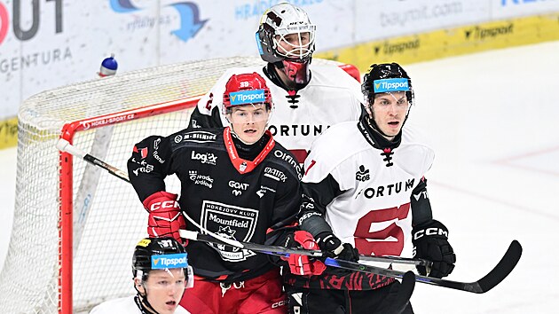 Závar p�ed bránou Sparty v utkání s Hradcem Králové.