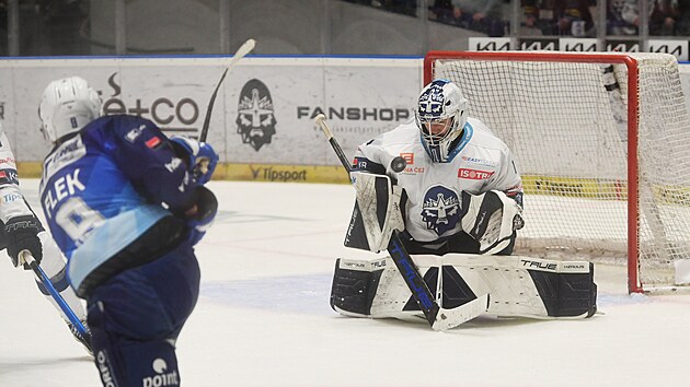 Kladensk� g�lman Adam Br�zgala zasahuje proti st�ele brn�nsk�ho Jakuba Fleka.