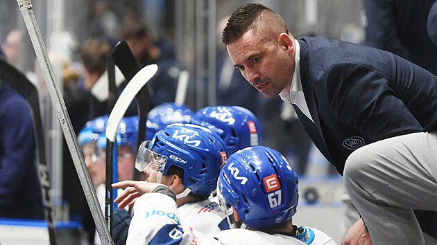 Kladensk� kou� Tom� Plekanec ud�luje pokyny  b�hem z�pasu s Kometou.