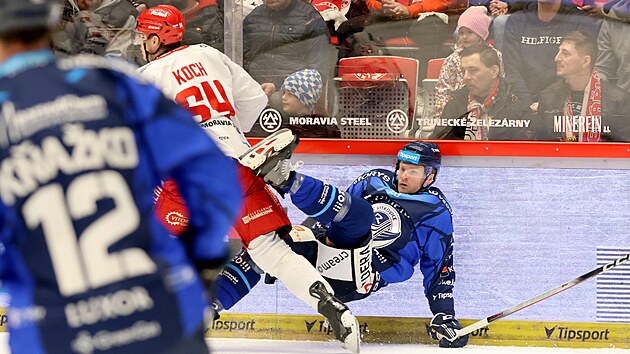 Obr�nce V�tkovic Joshua Wesley pad� po st�etu s t�ineck�m obr�ncem Patrikem Kochem.