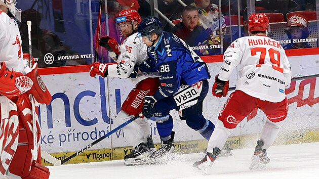 V�tkovick� �to�n�k Mat�j P�ibyl tla�� na mantinel obr�nce Ocel��� Mariana Ad�mka.