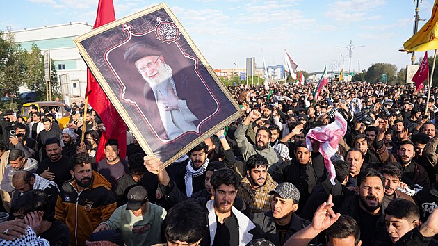 Lid� v Bas�e v Ir�ku se shroma��uj� pot�, co byl �r�nsk� nejvy��� v�dce ajatoll�h Al� Chamene� zabit p�i izraelsk�m a americk�m �toku. (1. b�ezna 2026)