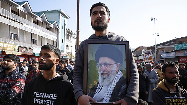 ��itsk� muslim dr�� v �r�nagaru v indick�m Ka�m�ru fotografii nejvy���ho �r�nsk�ho v�dce ajatoll�ha Al�ho Chamene�ho b�hem protestu po jeho zabit� p�i izraelsko-americk�ch �toc�ch. (1. b�ezna 2026)