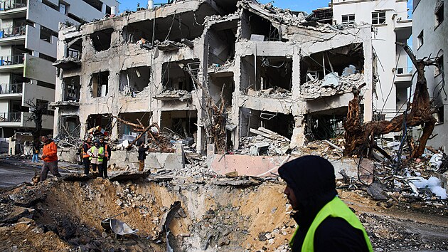 Z�chran��i a vojensk� person�l prohl�ej� m�sto z�sahu den po �r�nsk�m...