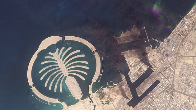 Satelitn� sn�mek p��stavu D�ebel Ali v Dubaji pot�, co jedno z kotvi�� zachv�til po��r zp�soben� troskami zachycen� �r�nsk� rakety. (1. b�ezna 2026)