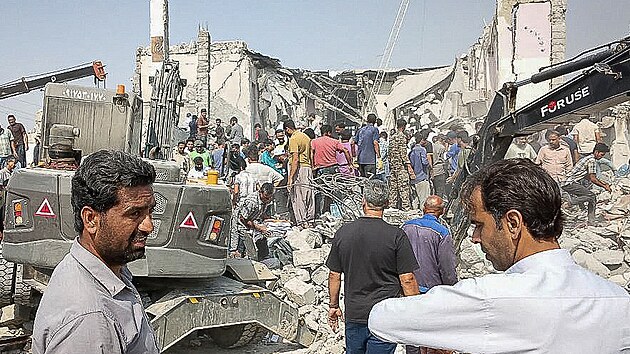 Přilétly tři rakety a z dívčí školy byly trosky se stovkou obětí, pláče Írán