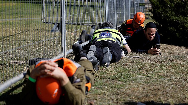 Lid� v Bejt �ame� v Izraeli si lehaj� na zem pot�, co se rozezn�ly varovn� sir�ny. (2. b�ezna 2026)