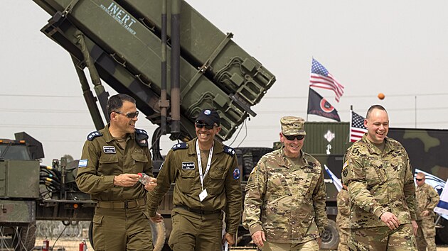 D�stojn�ci americk� a izraelsk� arm�dy kr��ej� p�ed americk�m syst�mem protiraketov� obrany Patriot a izraelsk� leteck� z�kladn� Hatzor. (8. b�ezna 2018)