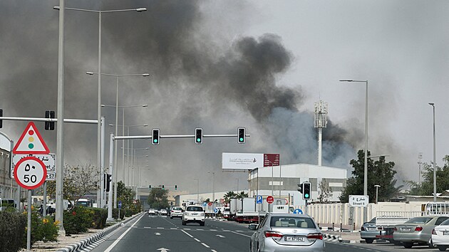 Z katarsk�ho Dauh� stoup� d�m po �r�nsk�m �deru. (1. b�ezna 2026)