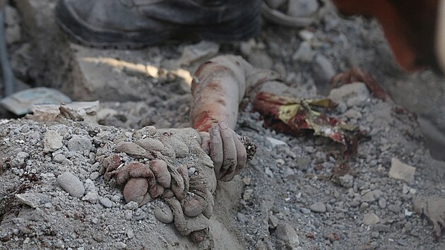 Pa�e studentky v trosk�ch po �toku na �kolu v Min�bu v �r�nu (28. �nora 2026)