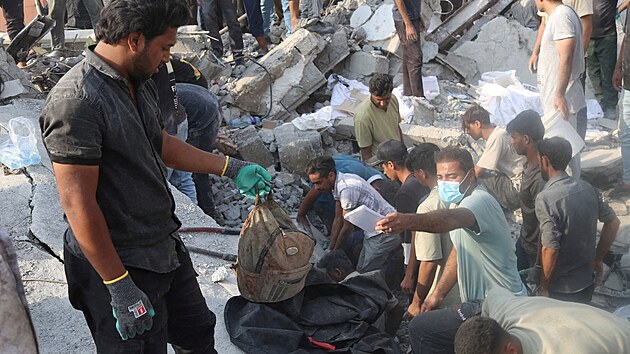 Lid� a z�chrann� slo�ky pracuj� na m�st� �toku na �kolu v M�n�bu v �r�nu. (28. �nora 2026)