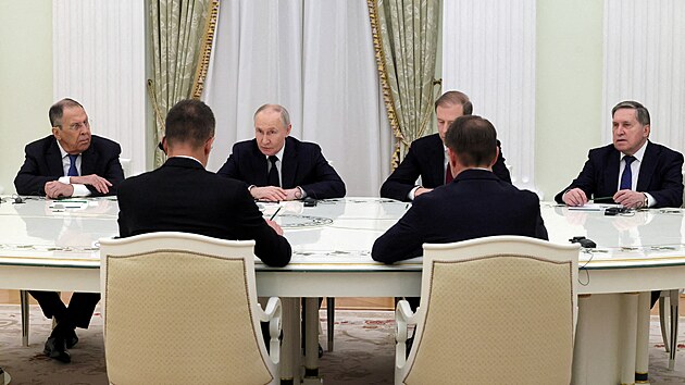 Rusk� prezident Vladimir Putin se ��astn� setk�n� s ma�arsk�m ministrem zahrani�� Peterem Szijj�rt�em v Moskv�. (4. b�ezna 2026)