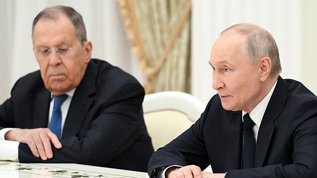 Rusk� prezident Vladimir Putin se ��astn� setk�n� s ma�arsk�m ministrem zahrani�� Peterem Szijj�rt�em v Moskv�. (4. b�ezna 2026)