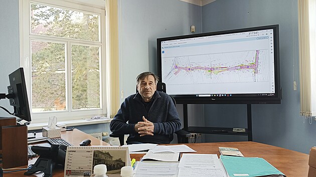 Starosta Franti�ek Aubrecht p�edstavuje projekt propojen� ulic Z�meck� a N�dra�n�, kter� definitivn� odvede kamiony z opraven�ho n�m�st�.