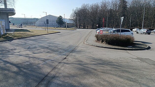 V t�chto m�stech za�ne nov� silnice. P�elo�ka krajsk� komunikace povede po nyn�j�� p��jezdov� cest� k obchodn�mu domu, d�l v�ak bude pokra�ovat p�es are�l skl�ren k �ece.