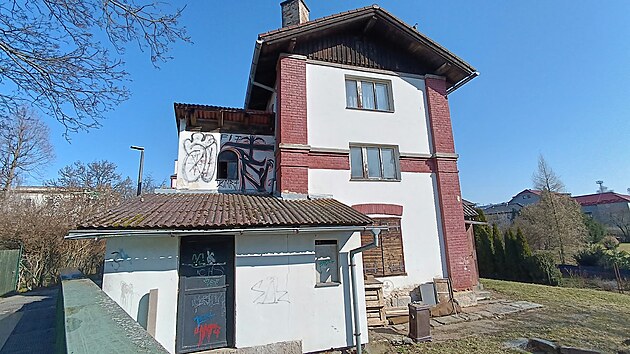 Budova b�val� vod�rny na prav�m b�ehu S�zavy dnes slou�� jako klubovna skaut�. Kv�li �patn�mu technick�mu stavu a v�stavb� mostu je ur�ena k demolici.