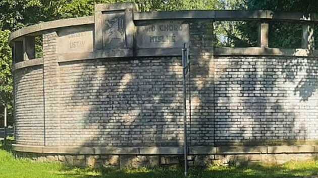 Zat�mco dnes tvo�� ikonick� zaoblen� ze� s n�pisem �Zemsk� �stav pro choromysln� v Rozko�sk� ulici neprostupnou bari�ru, u� p��t� rok se do are�lu havl��kobrodsk� psychiatrie projde p��mo skrz ni.