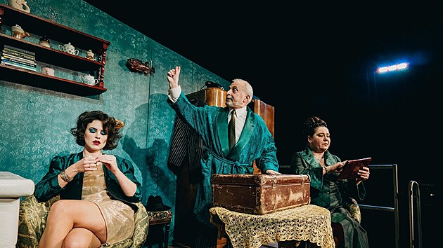 Rodina Wassermannov�ch v pod�n� herc� Hor�ck�ho divadla. Inscenace s�z� na atmosf�ru a ikonick� rekvizity zn�m� z filmov� p�edlohy.