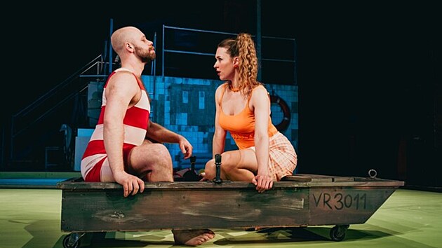 Inscenace nab�z� div�k�m atmosf�ru letn� Prahy, koup�n� i romantick� proj��ky na lo�ce.