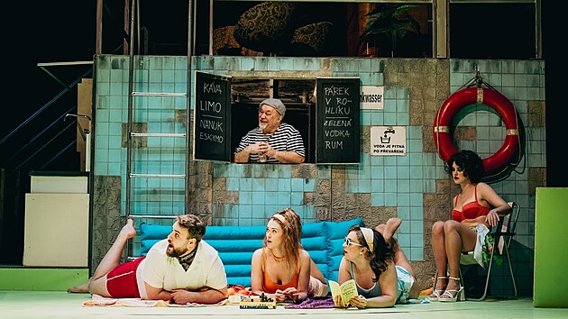 Inscenace nab�z� div�k�m atmosf�ru letn� Prahy, koup�n� i romantick� proj��ky na lo�ce.